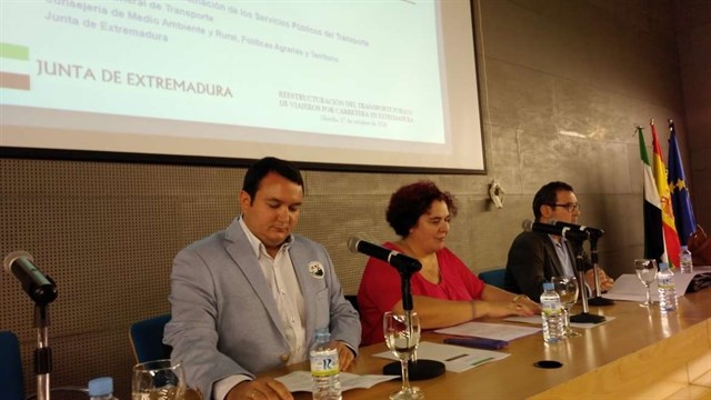 La Consejera Begoña García, presentando el proyecto ante los alcaldes de la FEMPEX.