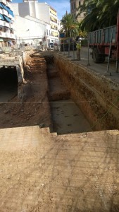 Preparación del terreno para recibir el muro de contención de la calle existente